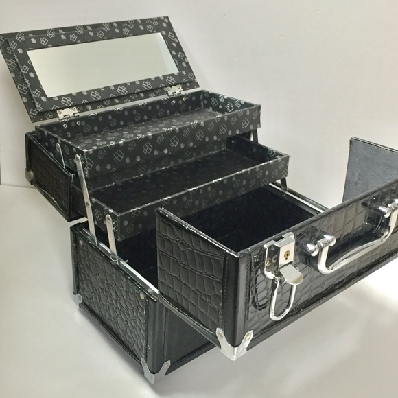 Caboodles Other - CABOODLES Makeup Train Case